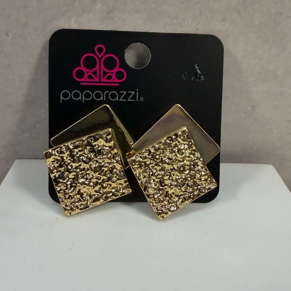 🩷5/$10🩷 Paparazzi Gold Textured Double Square Stud Earrings